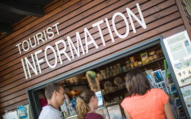 Tipps,  Souvenirs und Informationen erhalten man bei den Touristinformationen am Möhnesee