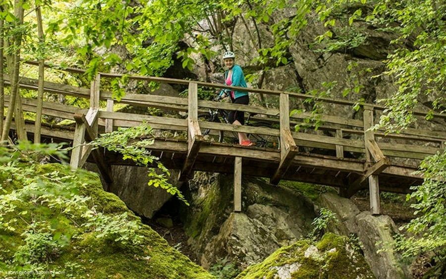 Brücke am Felsen