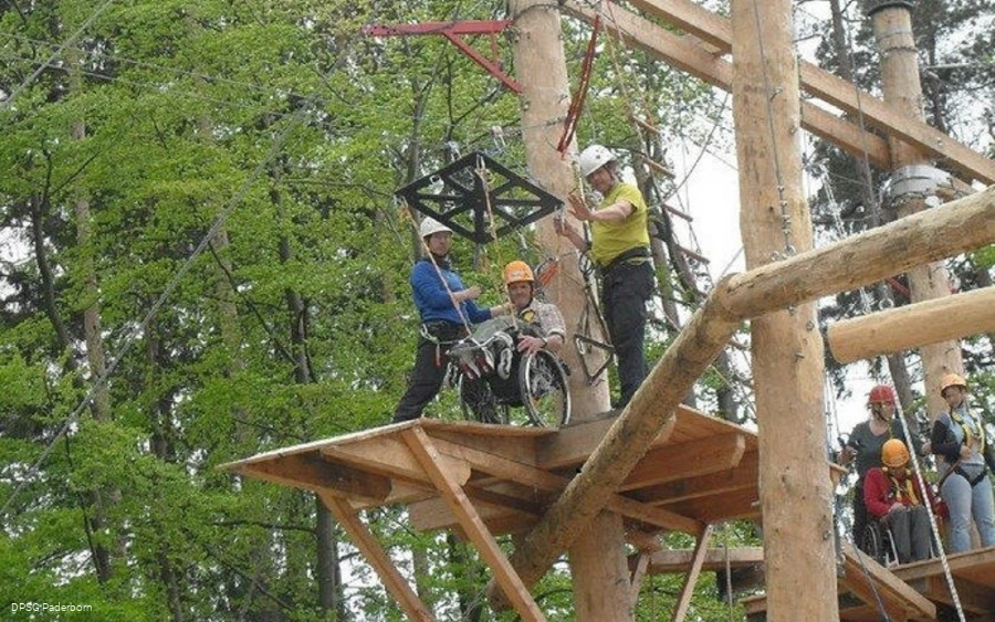 Teamarbeit im Hochseilgarten