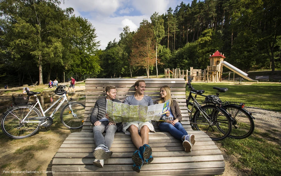 Die Radgruppe erkundigt sich über die Routenführung des MöhnetalRadweges.