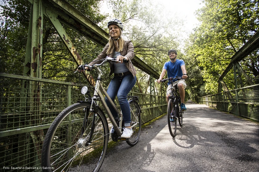 Die Radtour f&uuml;hrt die G&auml;ste &uuml;ber die Br&uuml;cke am M&ouml;hnetalRadweg